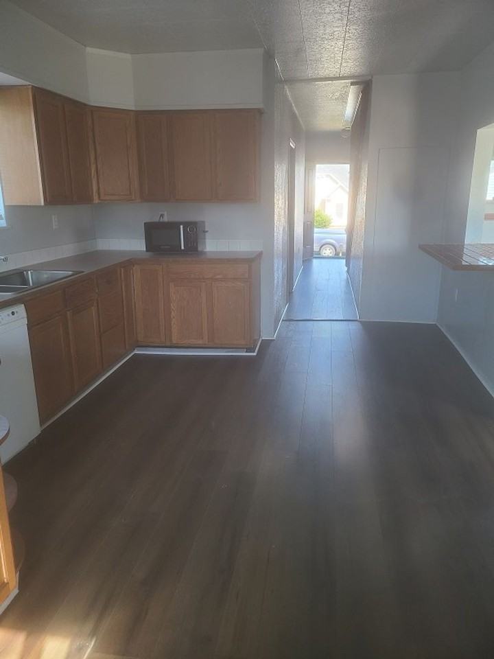 1415 W 2nd St - Photo 6 of 20