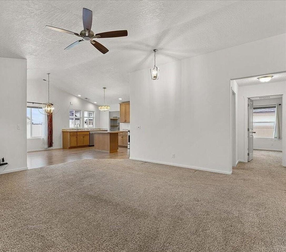 1822 W Satsop Ave - Photo 3 of 18
