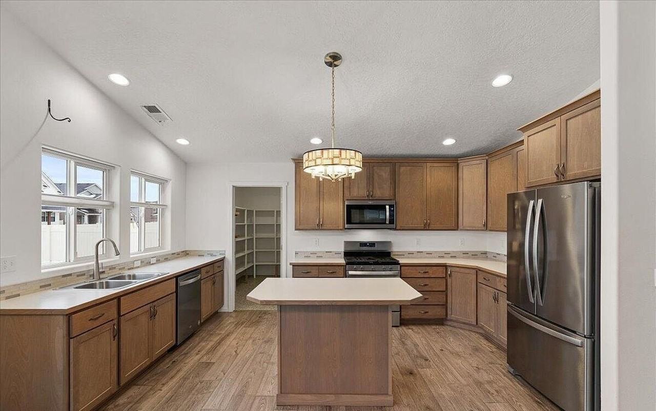 1822 W Satsop Ave - Photo 4 of 18