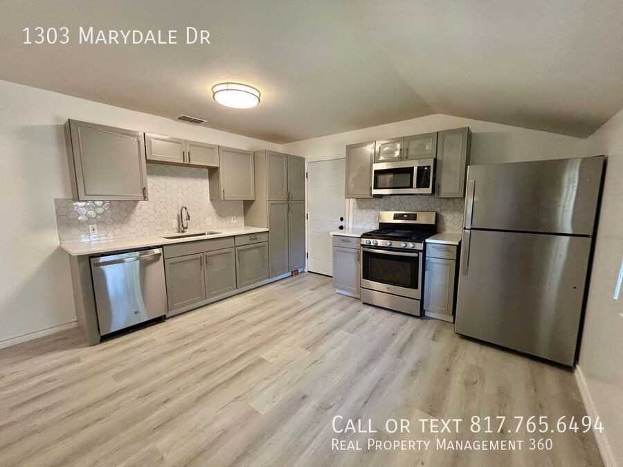 1303 Marydale Dr - Photo 3 of 14
