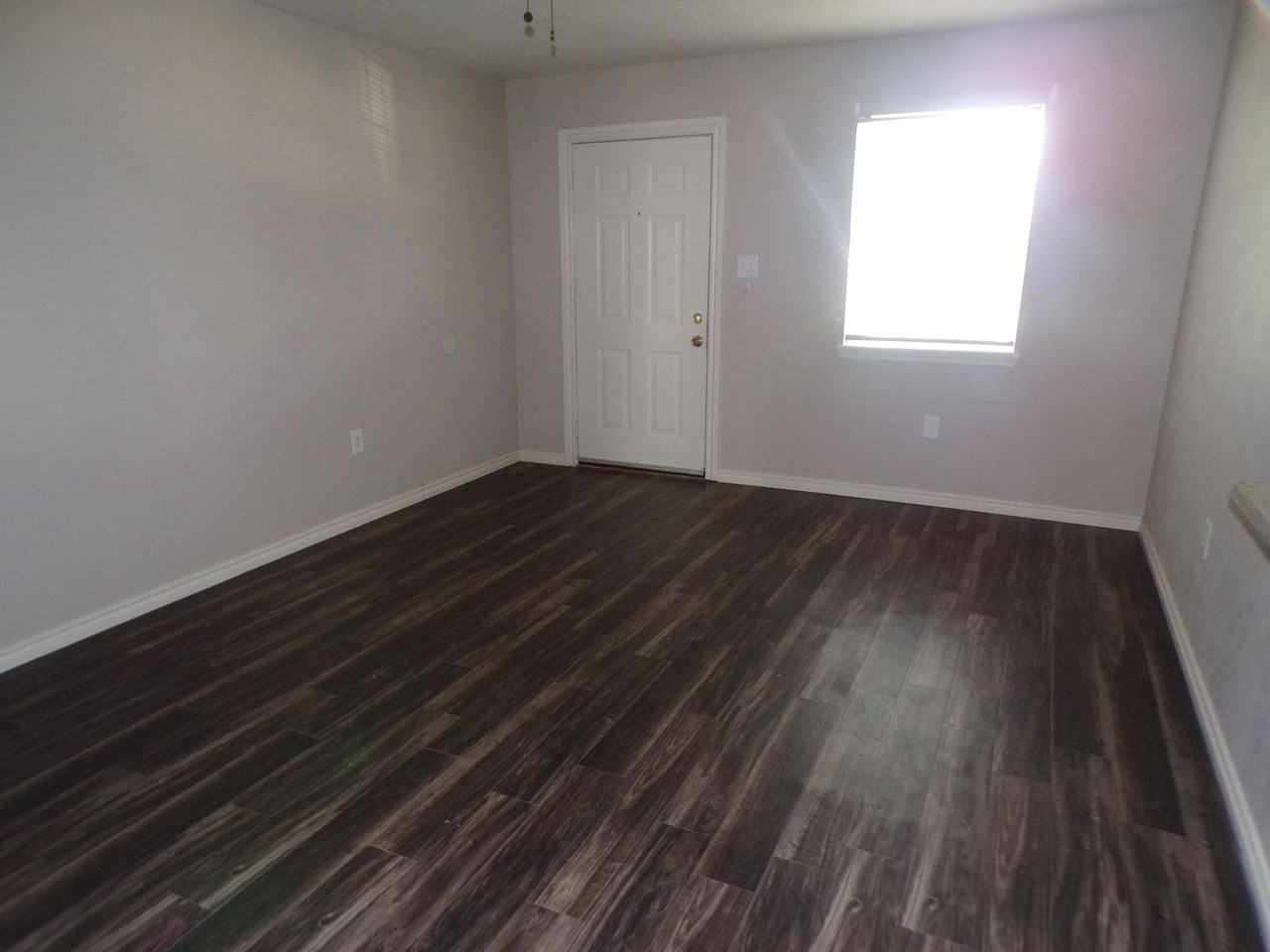 903 NW Bell Avenue - Photo 2 of 34