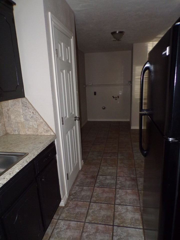 903 NW Bell Avenue - Photo 5 of 34