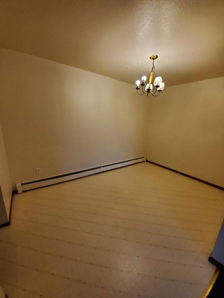 Colonial Manor - Photo 4 of 8