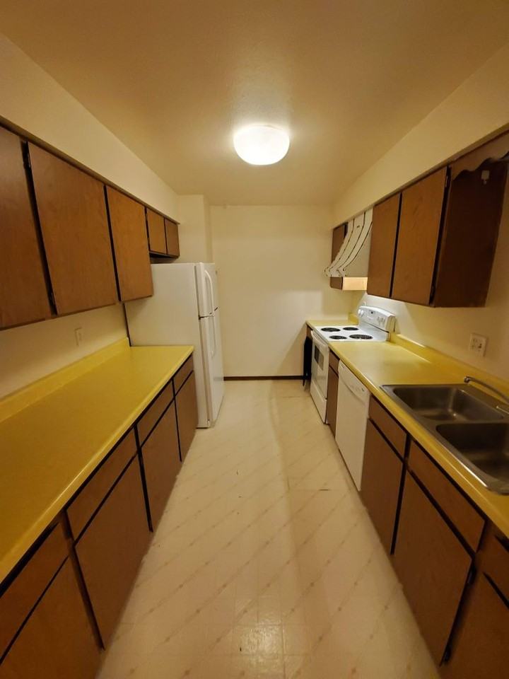 Colonial Manor - Photo 5 of 8