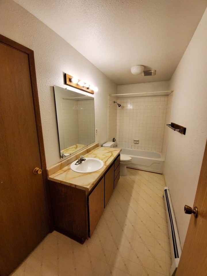 Colonial Manor - Photo 6 of 8