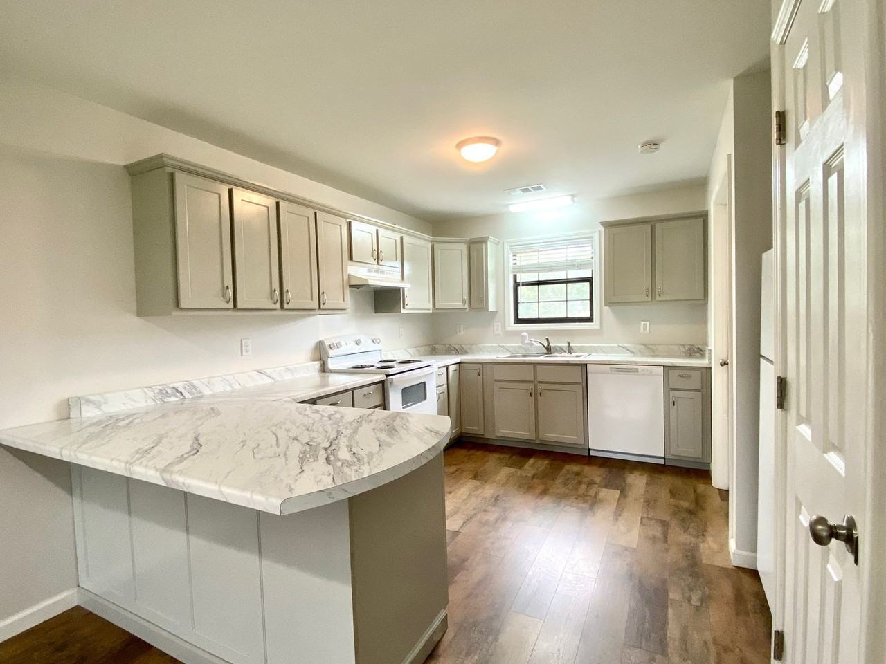 43 Brodie Ln - Photo 3 of 10