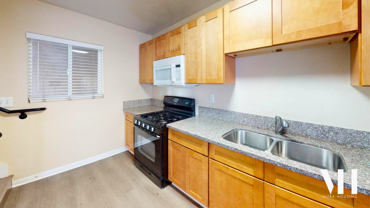 Three Bedroom Townhome with Private Baths Near USC! - Photo 2 of 9