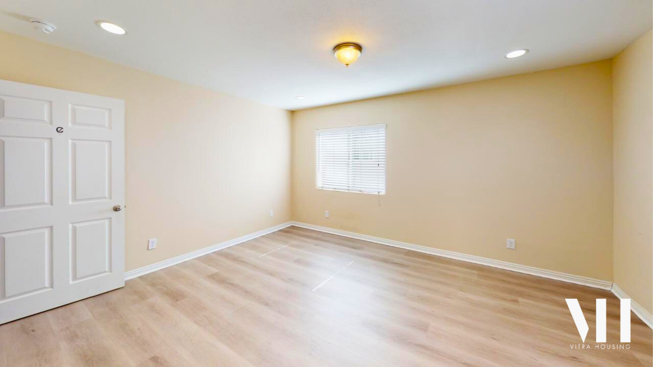 Three Bedroom Townhome with Private Baths Near USC! - Photo 3 of 9