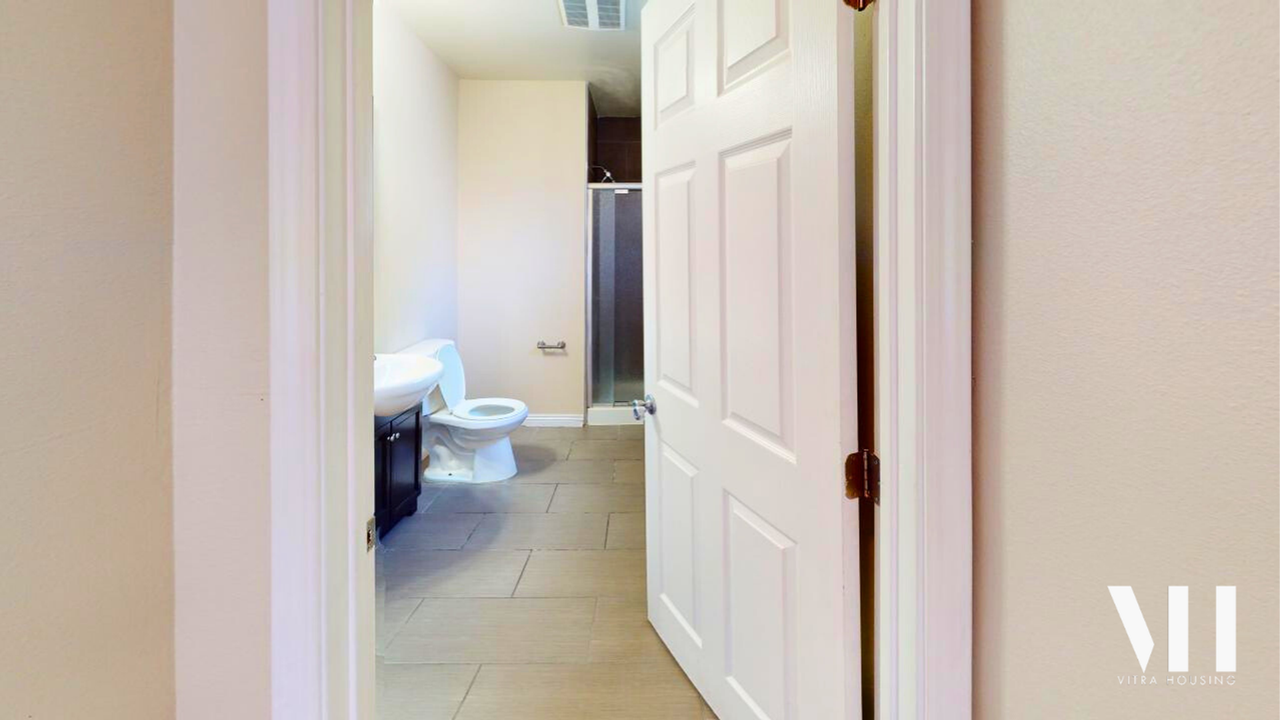 Three Bedroom Townhome with Private Baths Near USC! - Photo 4 of 9