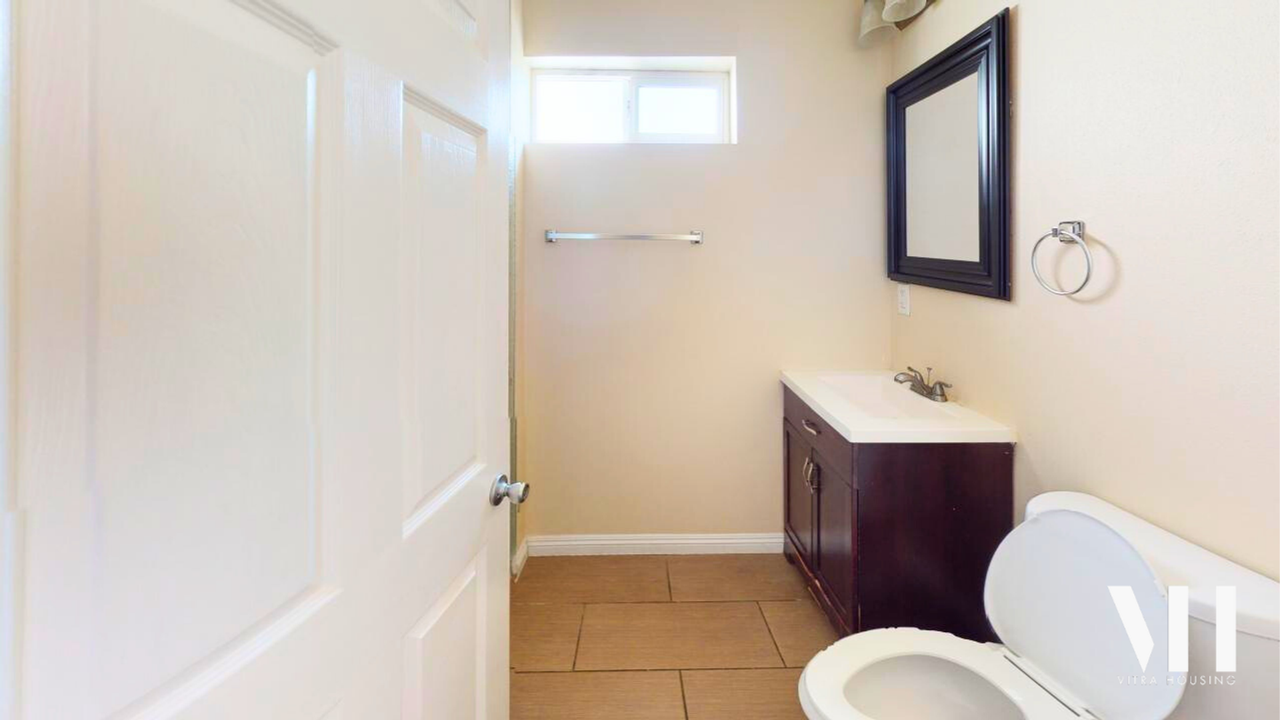Three Bedroom Townhome with Private Baths Near USC! - Photo 6 of 9