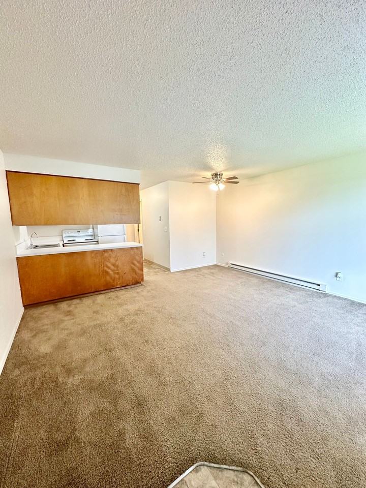 Greenwood Manor - Photo 2 of 14