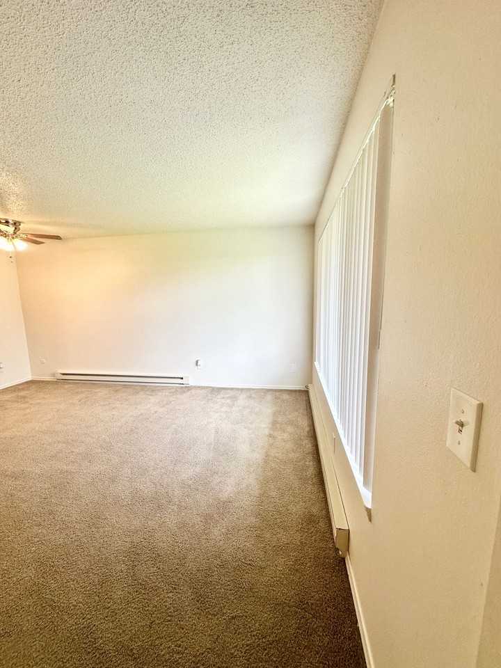 Greenwood Manor - Photo 3 of 14