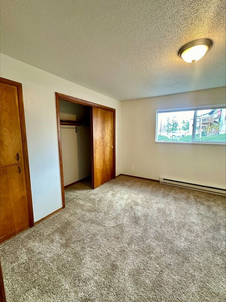 Greenwood Manor - Photo 7 of 14