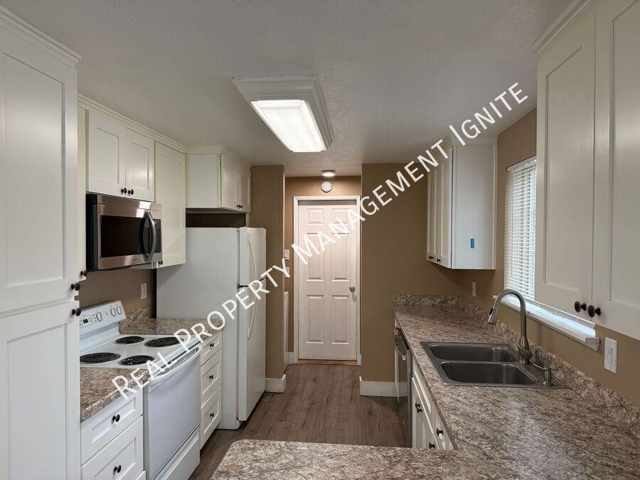 1954 Ne Red Rock Ln - Photo 3 of 16