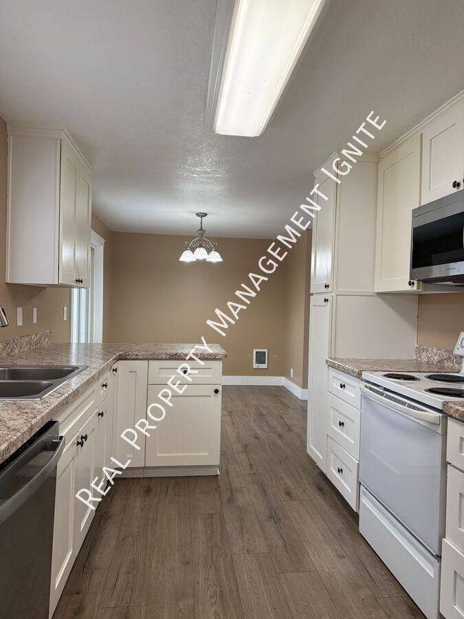 1954 Ne Red Rock Ln - Photo 4 of 16