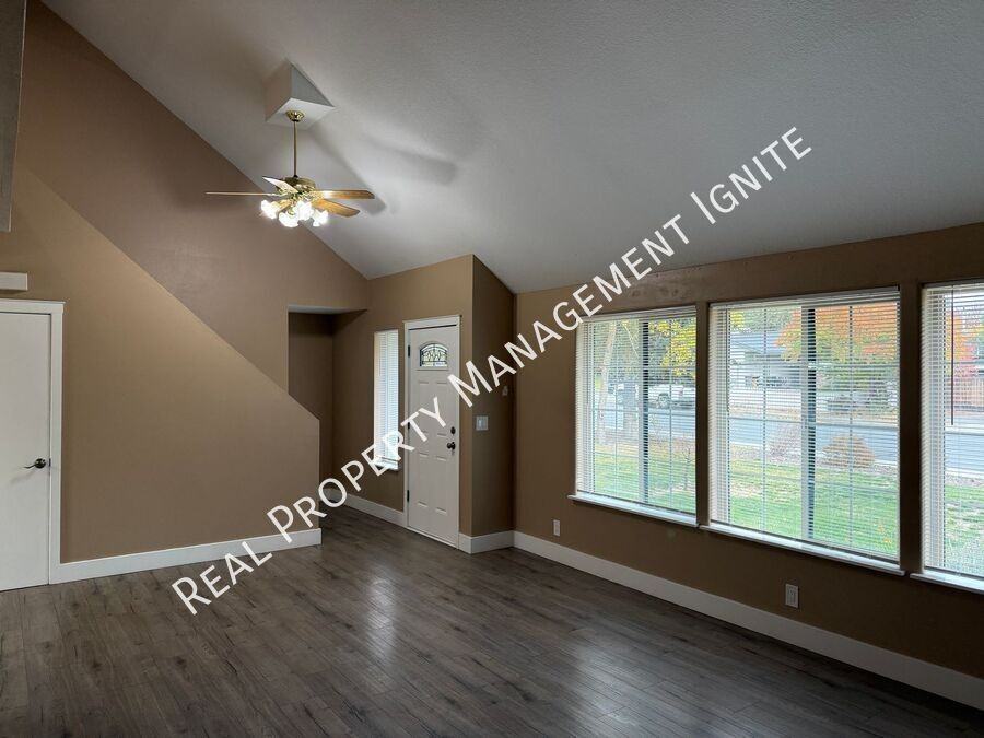 1954 Ne Red Rock Ln - Photo 5 of 16