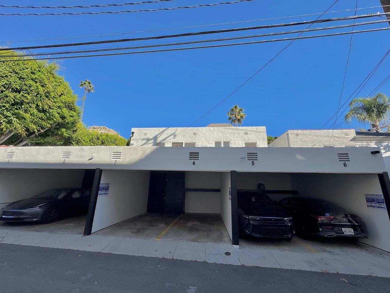 9010 Burton Way - Photo 5 of 9