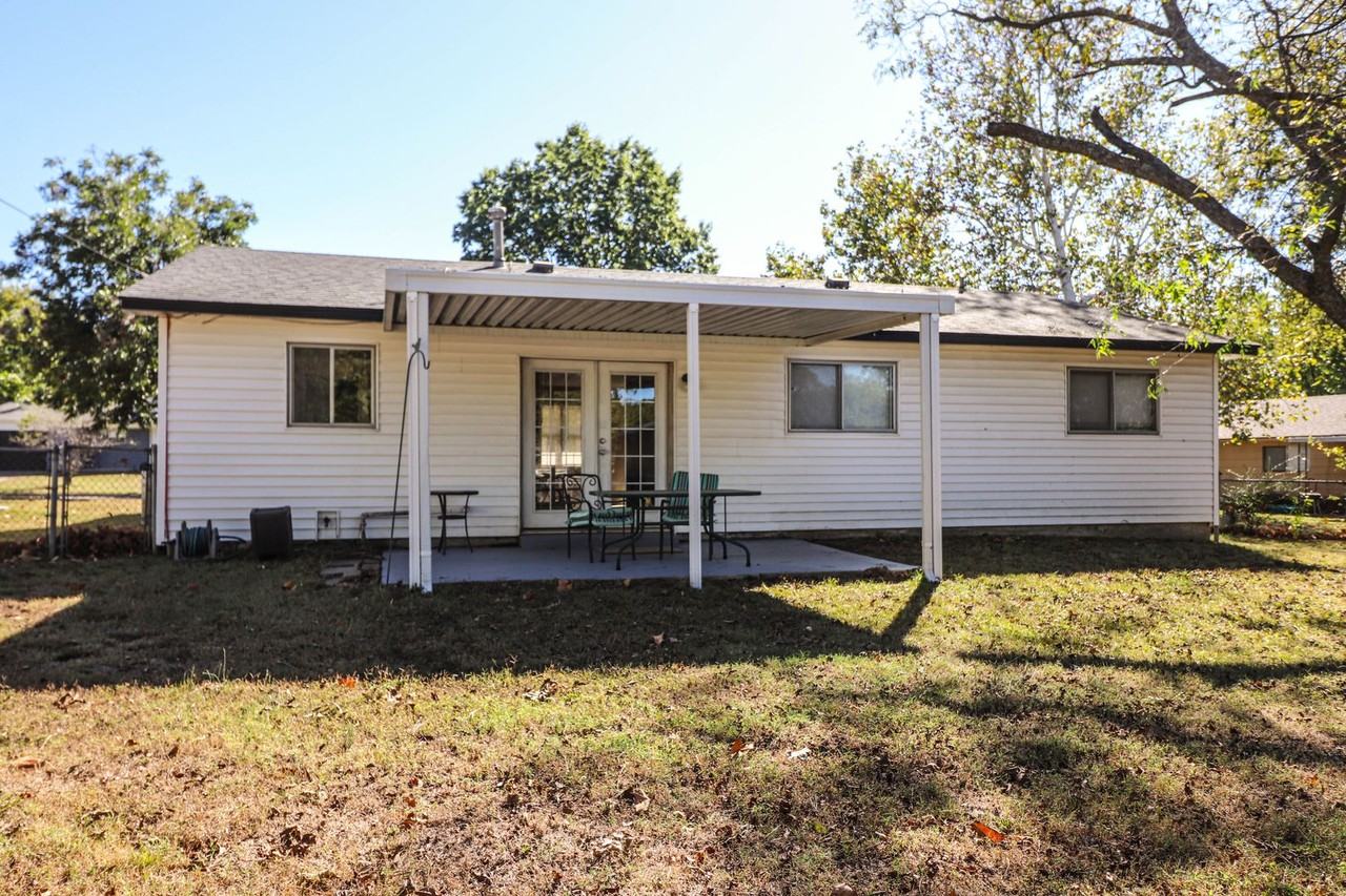 1944 S Hickory Pl - Photo 3 of 31