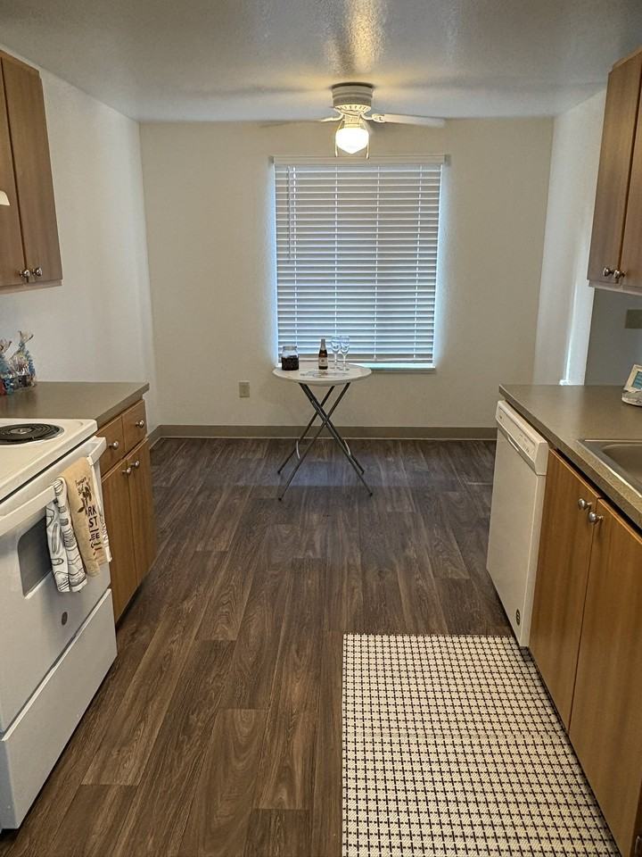 Windsor Manor Apartments - Photo 4 of 22