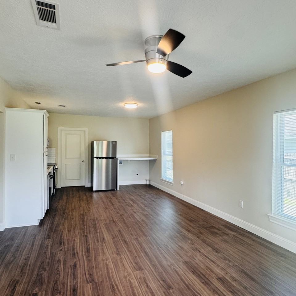 1010 Marion St - Photo 2 of 15