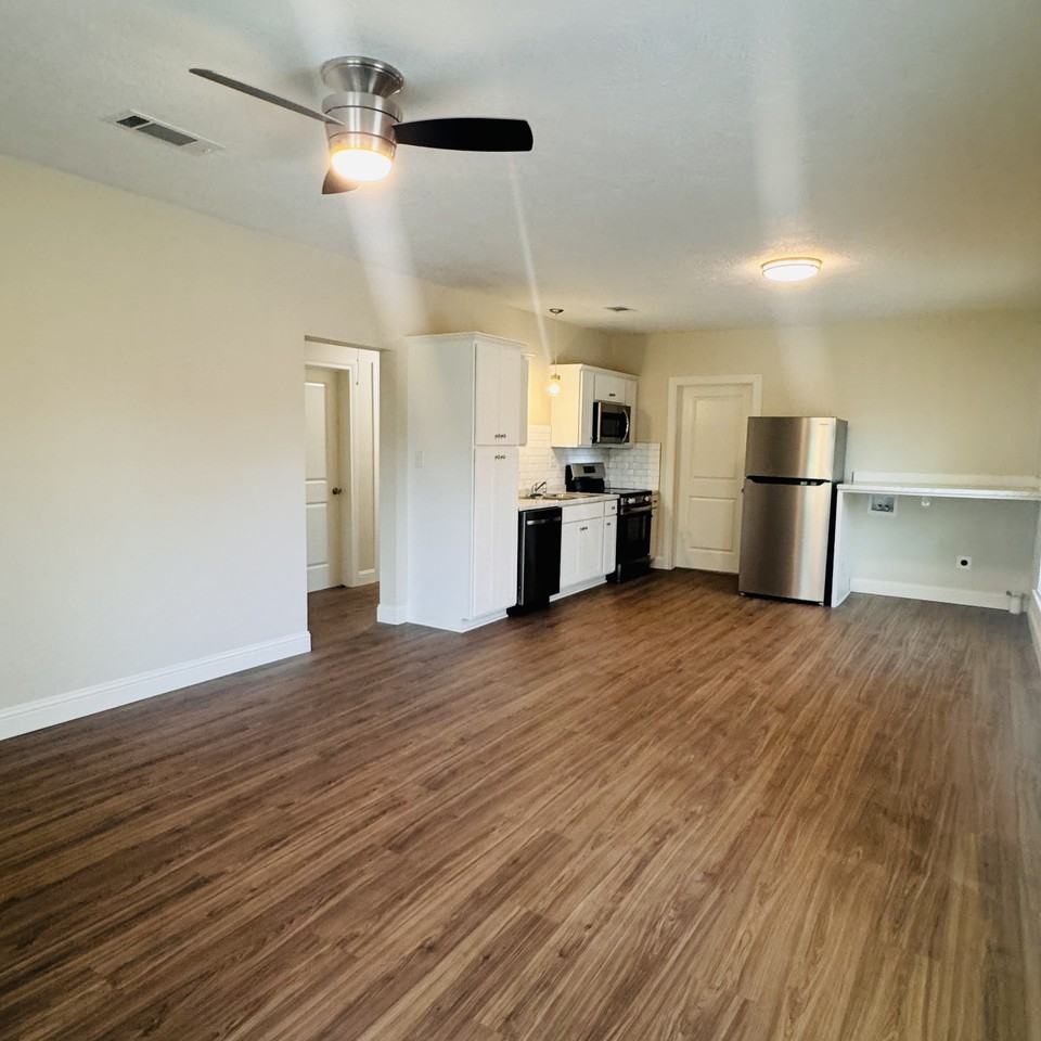 1010 Marion St - Photo 3 of 15
