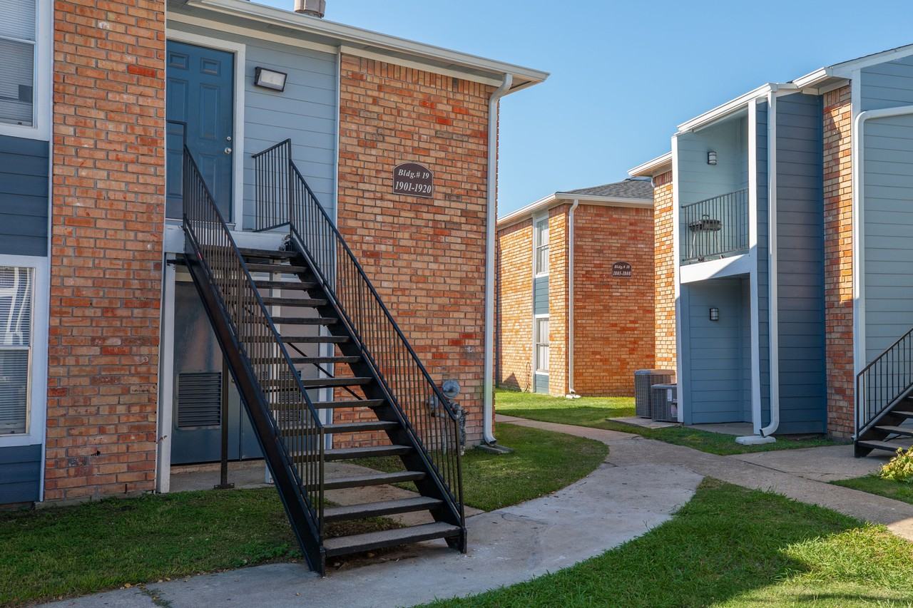 201 Plaza Verde Dr - Photo 2 of 11