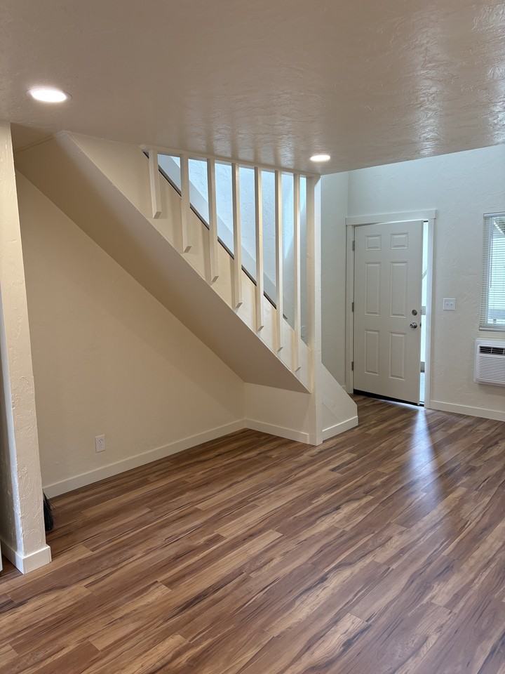 921 W 4th Ave #F - Photo 5 of 16