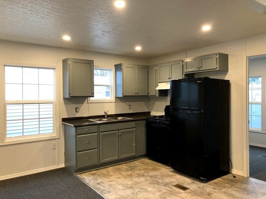 2720 Everett Drive - Photo 3 of 24