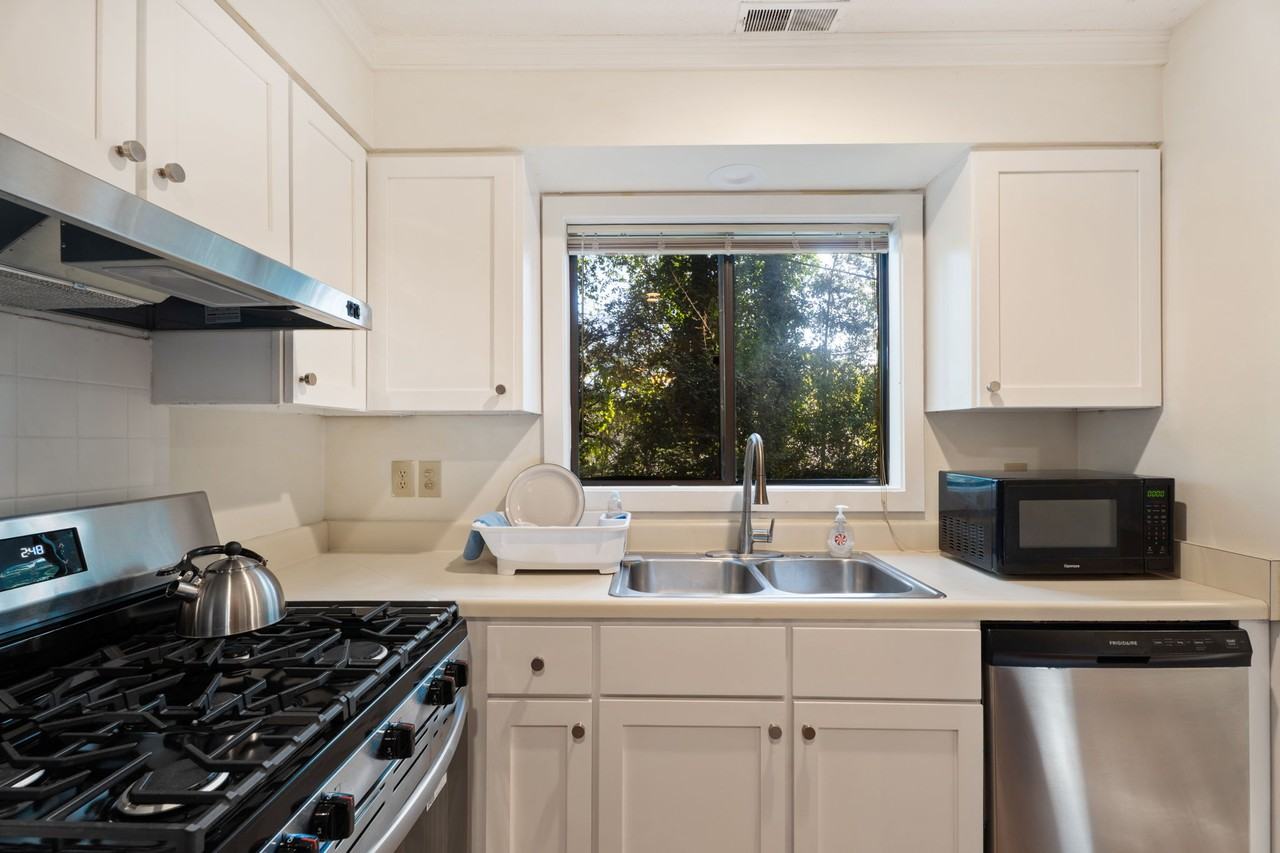 609 Hillsborough St #6 - Photo 6 of 17