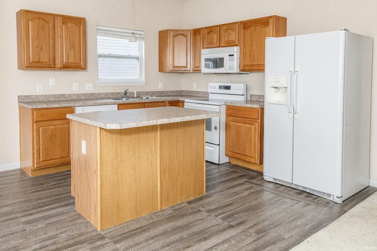 5713 W Monarch Ct - Photo 5 of 30