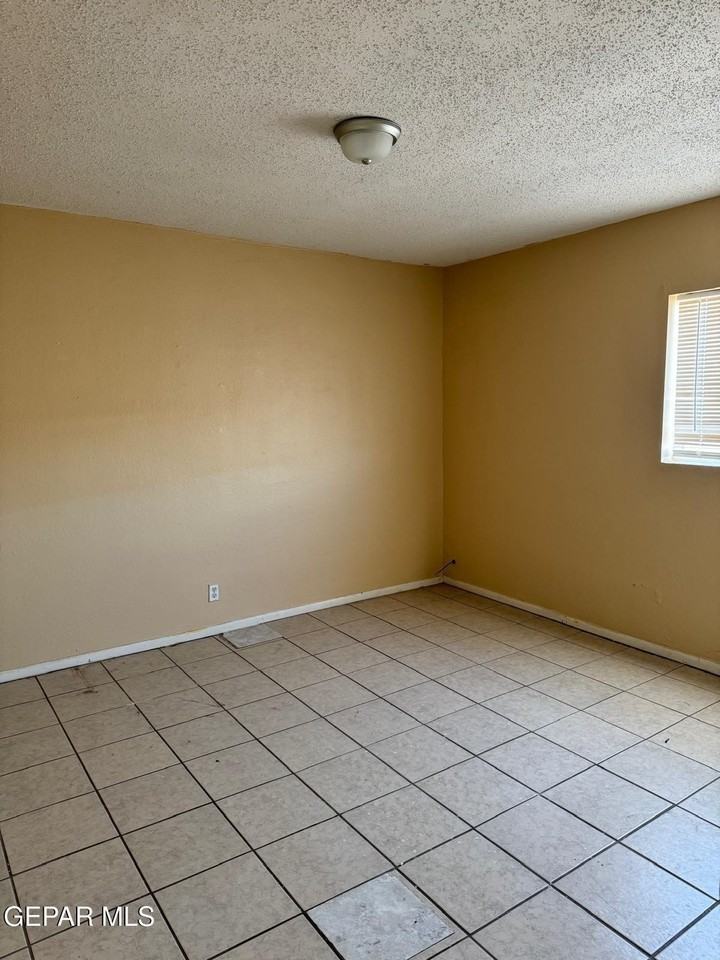 4703 Moonlight Ave Apt 6 #6 - Photo 4 of 13