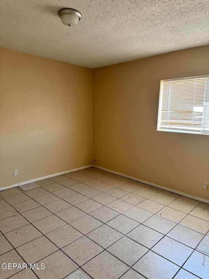 4703 Moonlight Ave Apt 6 #6 - Photo 5 of 13