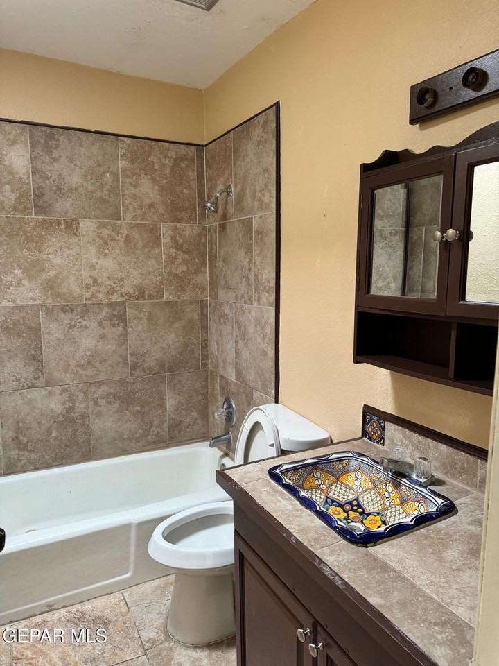 4703 Moonlight Ave Apt 6 #6 - Photo 6 of 13