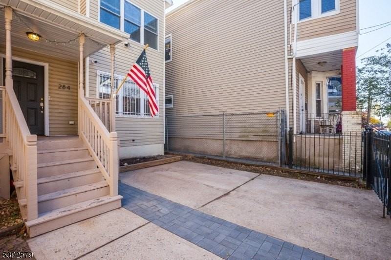 284 S 6th St - Photo 3 of 28