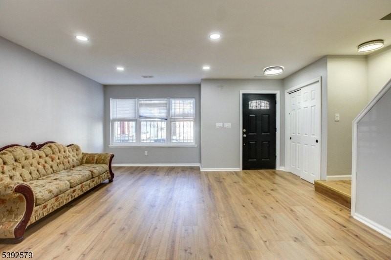 284 S 6th St - Photo 4 of 28