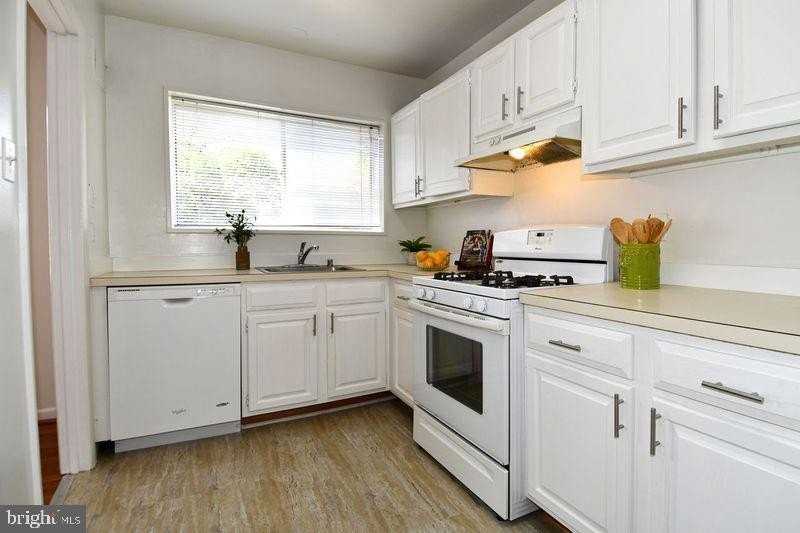 10637 Montrose Ave - Photo 2 of 26