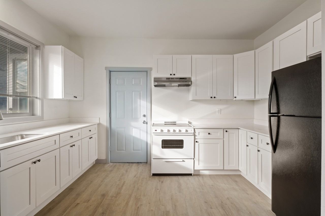 211 North E Street - Photo 3 of 8