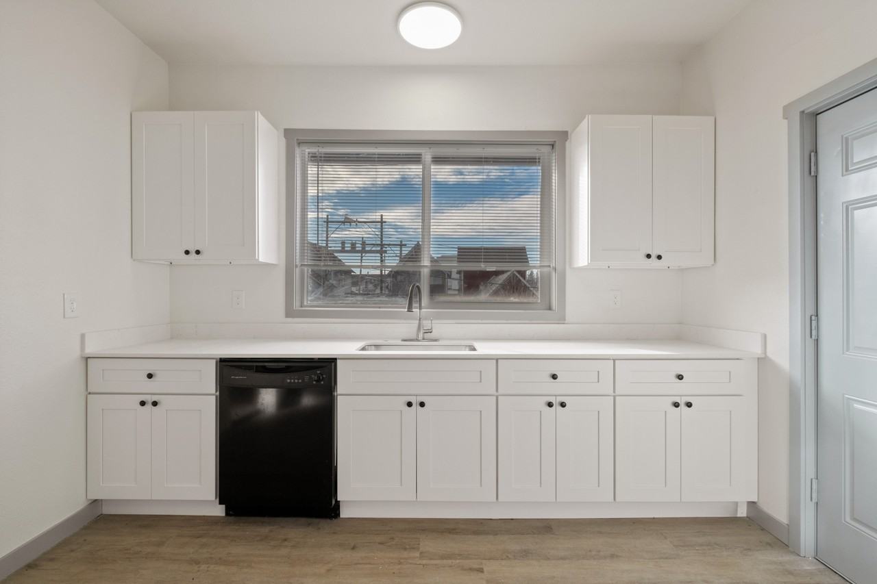 211 North E Street - Photo 4 of 8