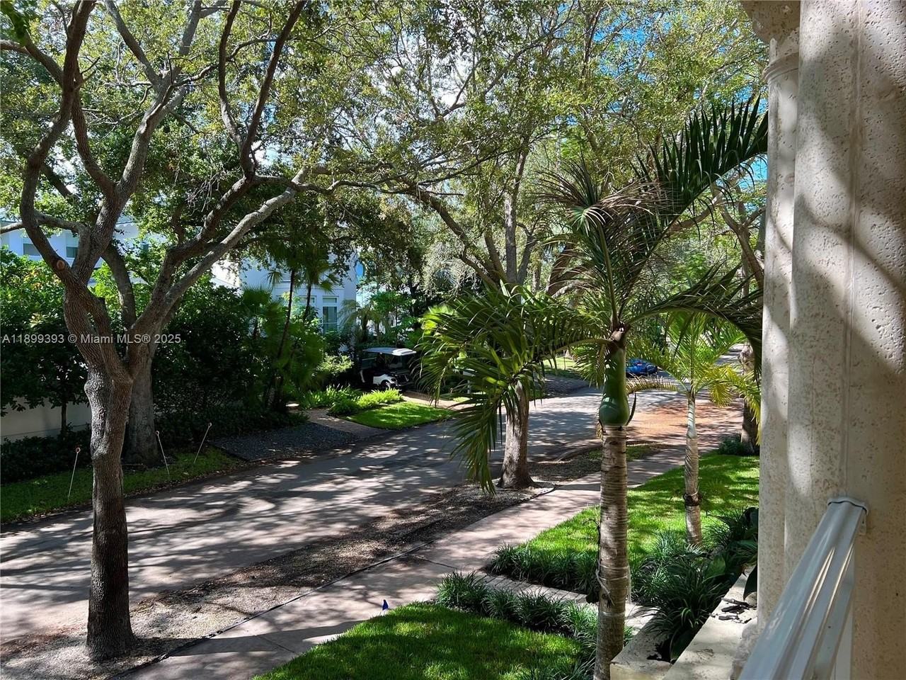 573 Satinwood Dr - Photo 5 of 50