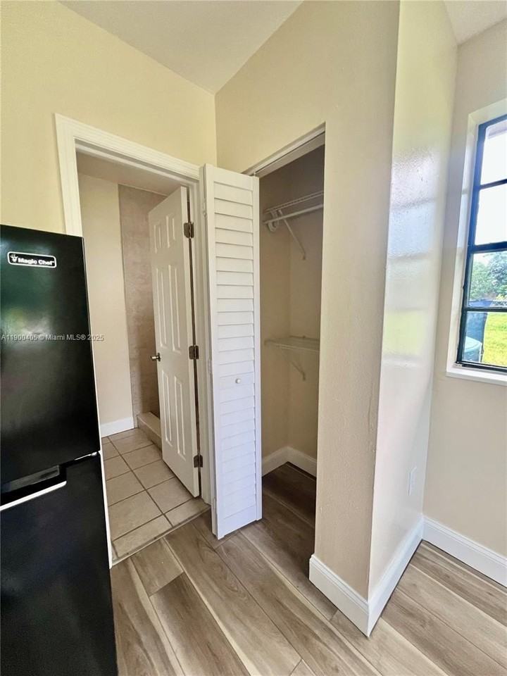 645 Nw 1st St #1 - Photo 5 of 7