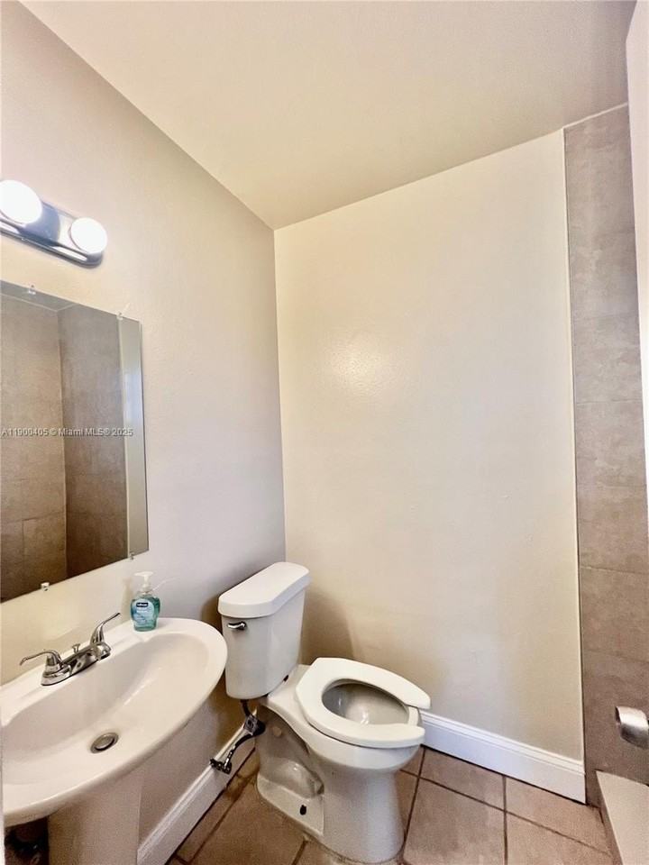 645 Nw 1st St #1 - Photo 6 of 7