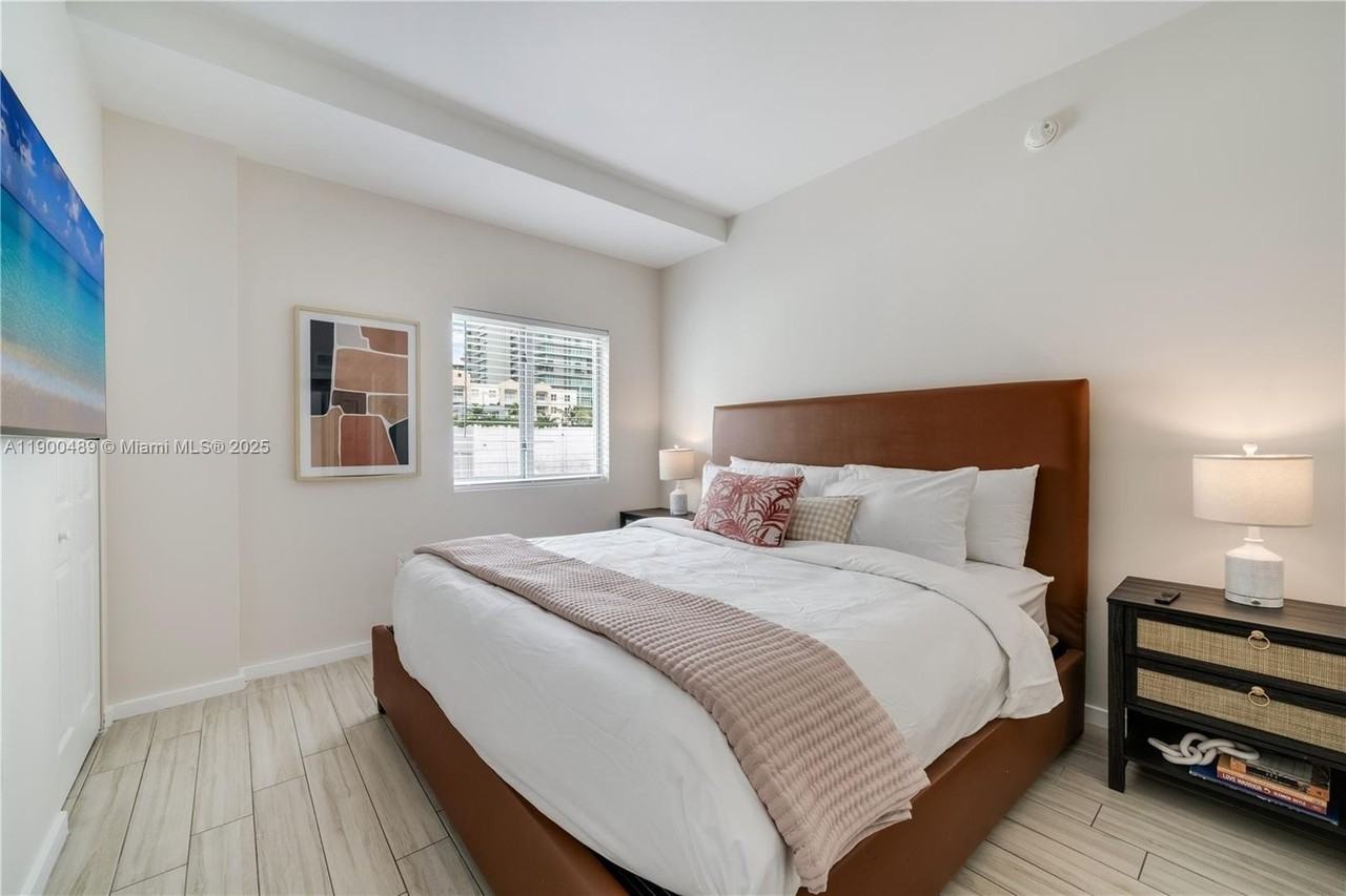 481 Ne 29th St #601 - Photo 4 of 23