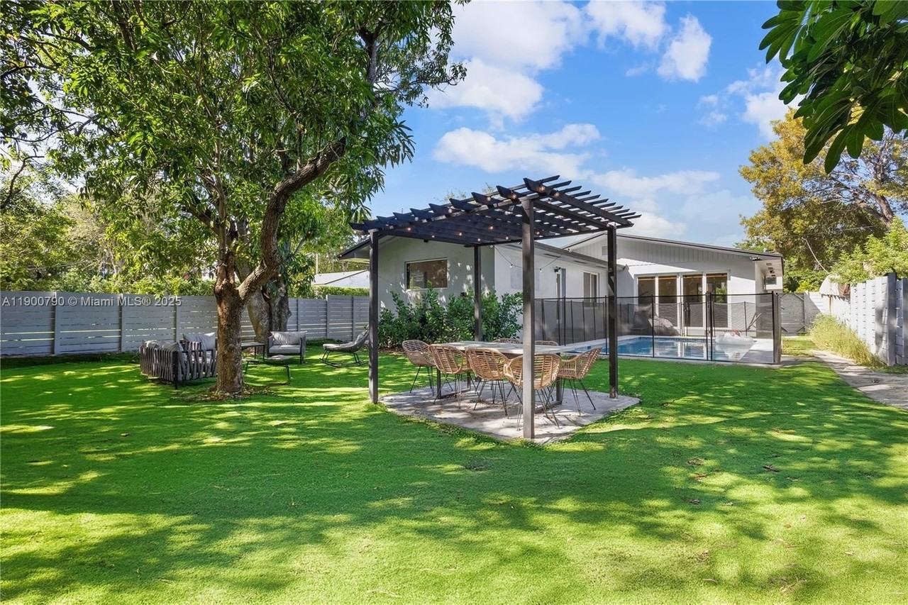 270 Nw 50th St - Photo 2 of 30