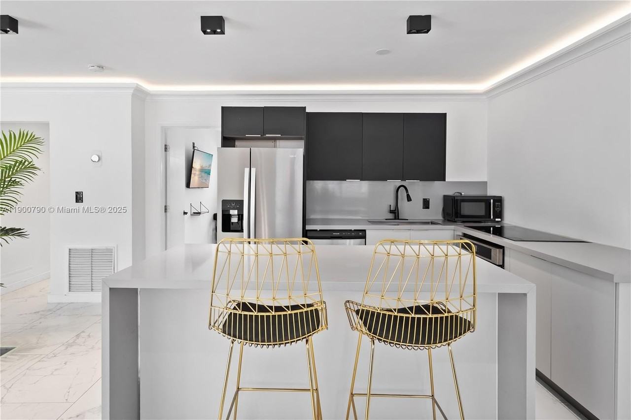 270 Nw 50th St - Photo 4 of 30