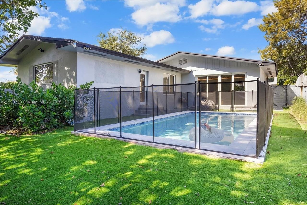 270 Nw 50th St - Photo 6 of 30