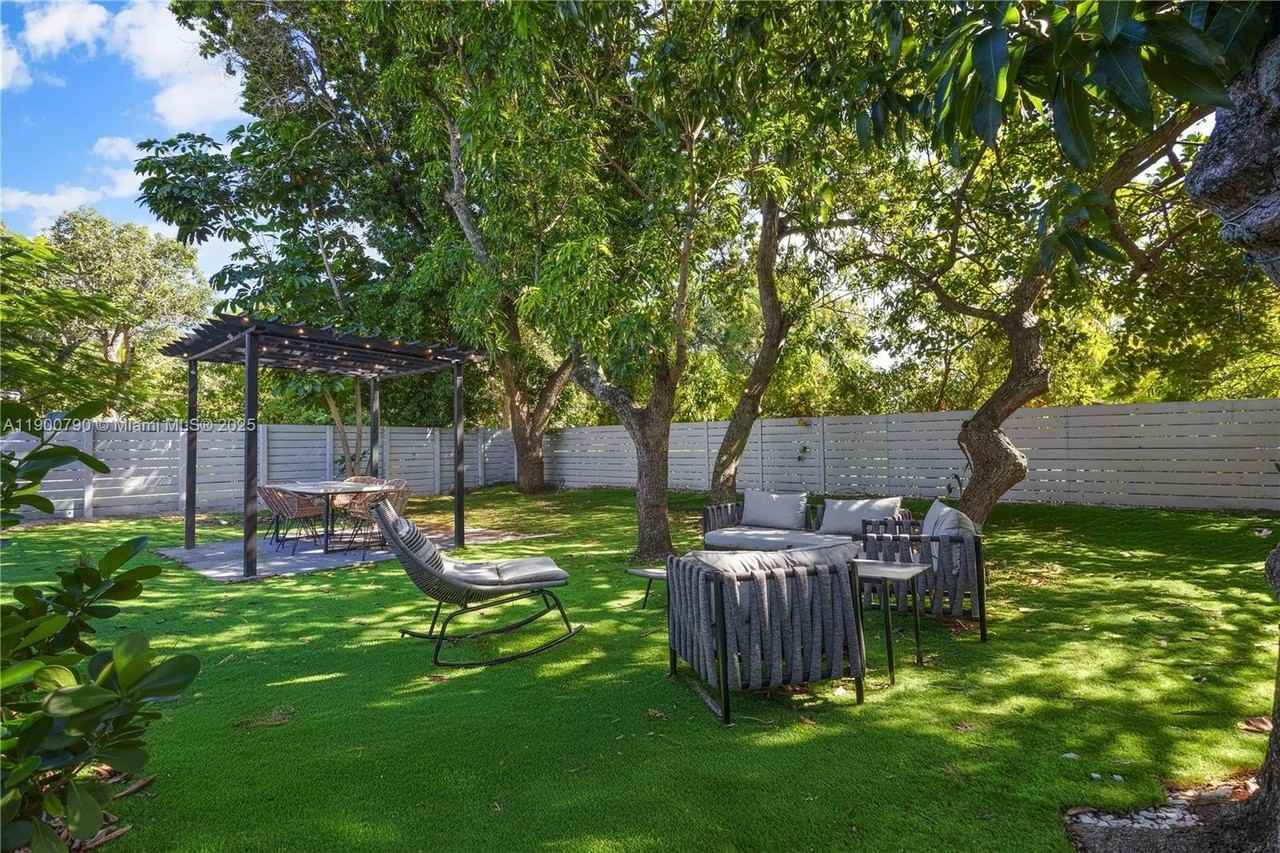 270 Nw 50th St - Photo 7 of 30