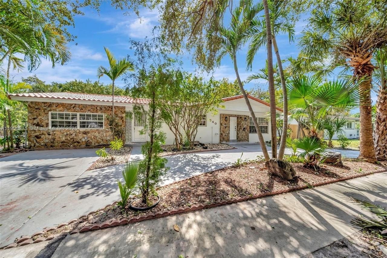 840 Ne 182nd St - Photo 3 of 50