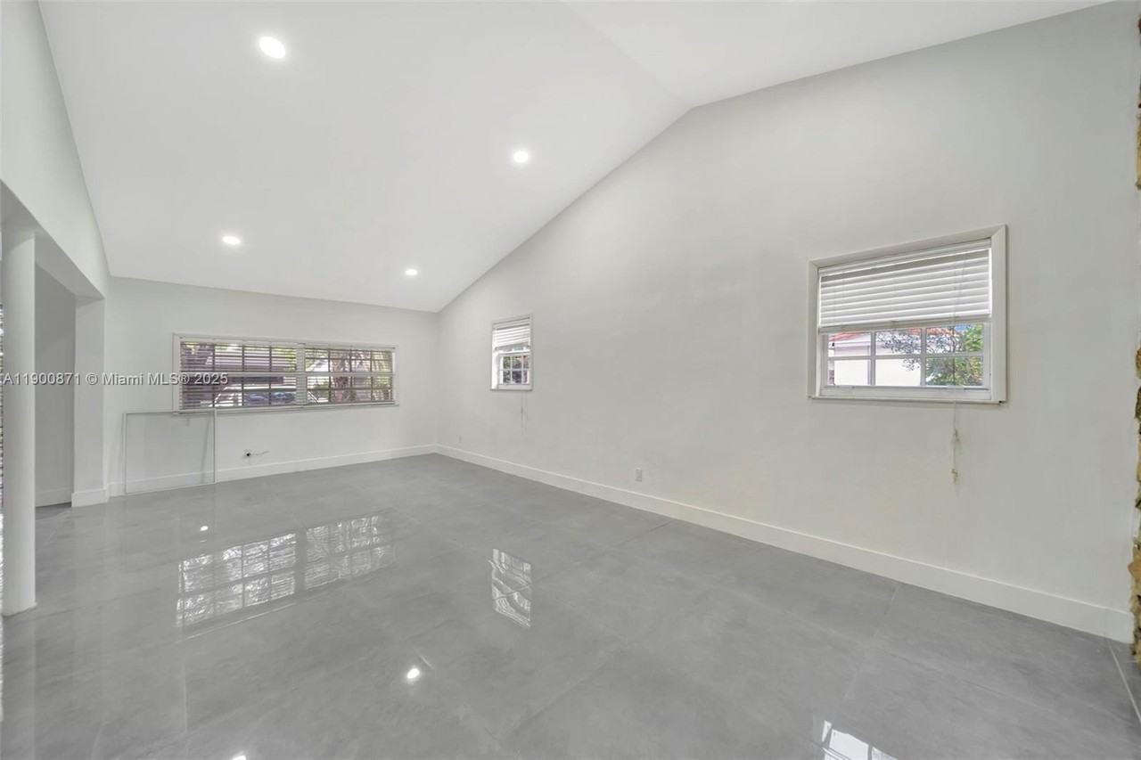 840 Ne 182nd St - Photo 7 of 50