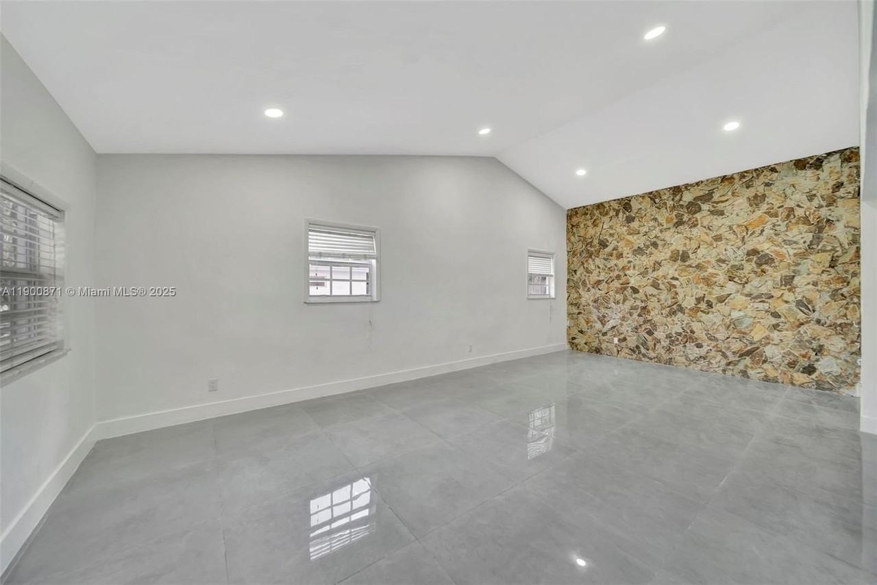 840 Ne 182nd St - Photo 6 of 50