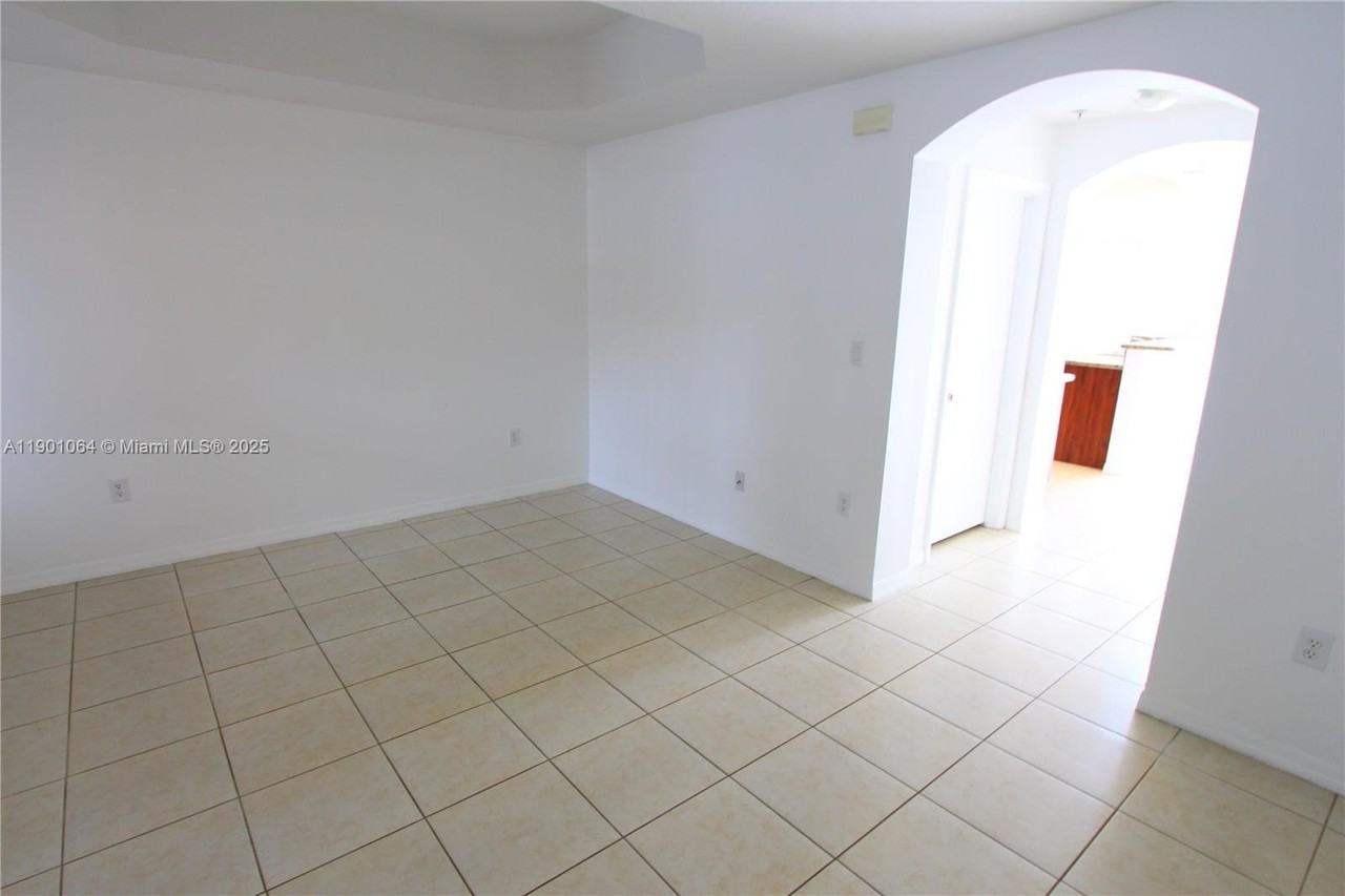 1079 Sw 143rd Ave #1204 - Photo 5 of 27